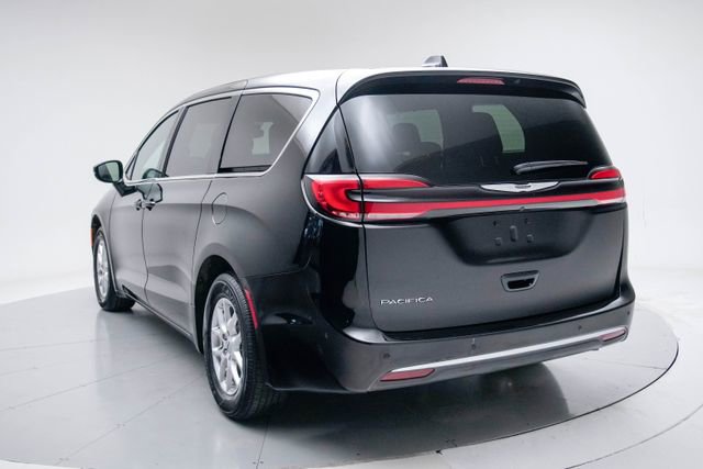 Used 2025 Chrysler Pacifica Select FWD image 3