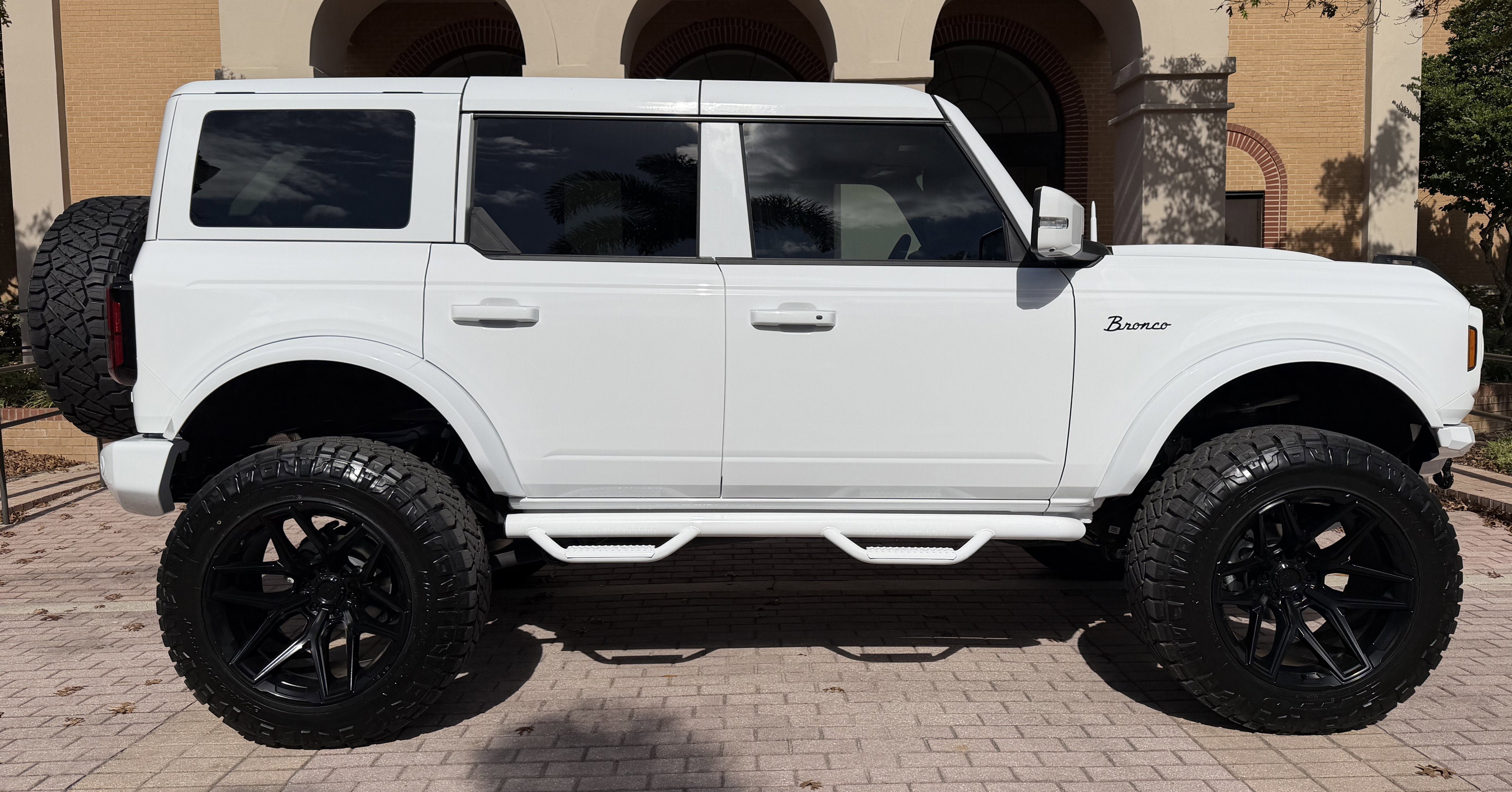 Used 2025 Ford Bronco Outer Banks AWD/4WD image 2