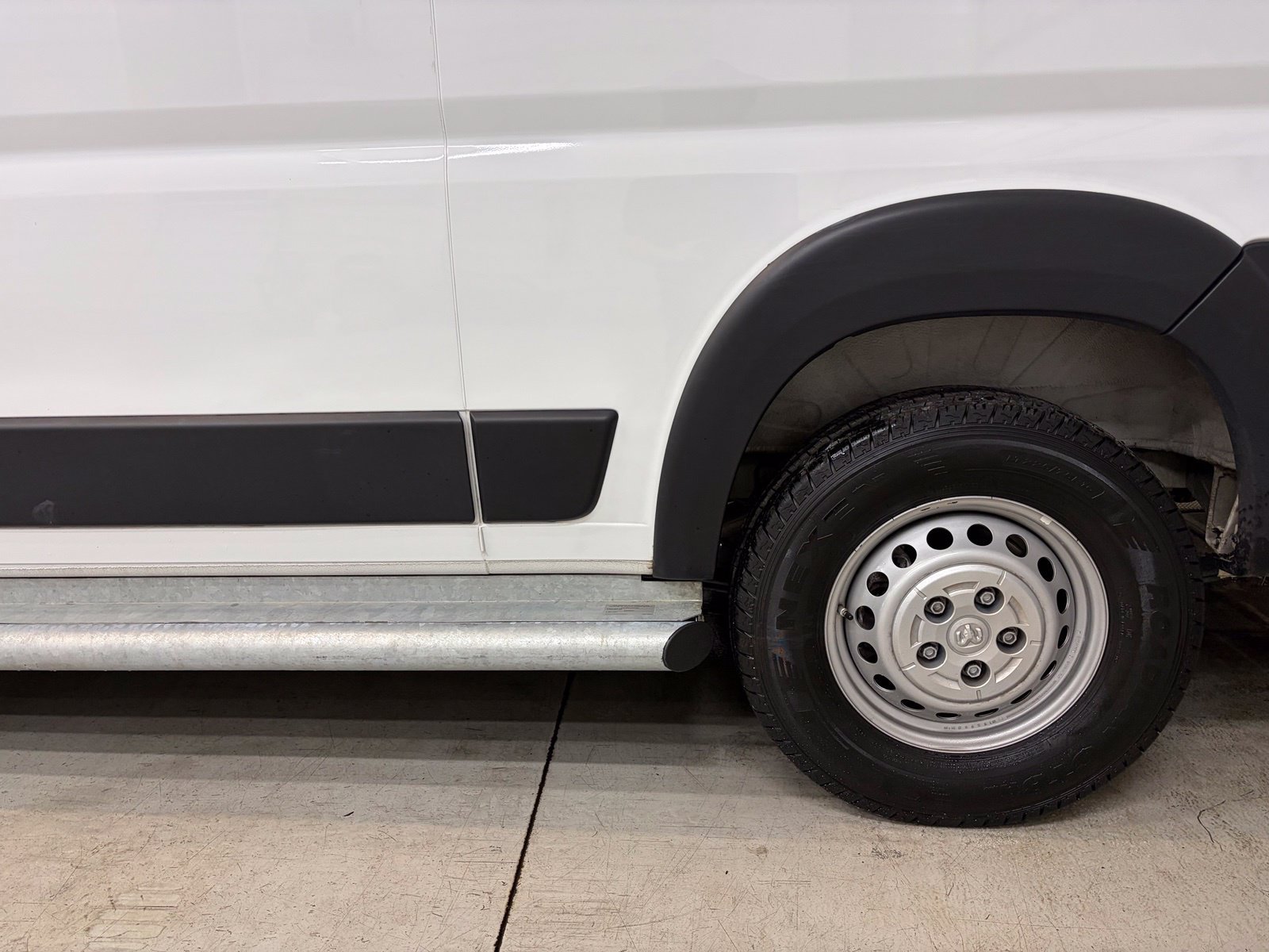 Used 2025 RAM ProMaster 2500 w/ U-Haul Equipment Group FWD image 8