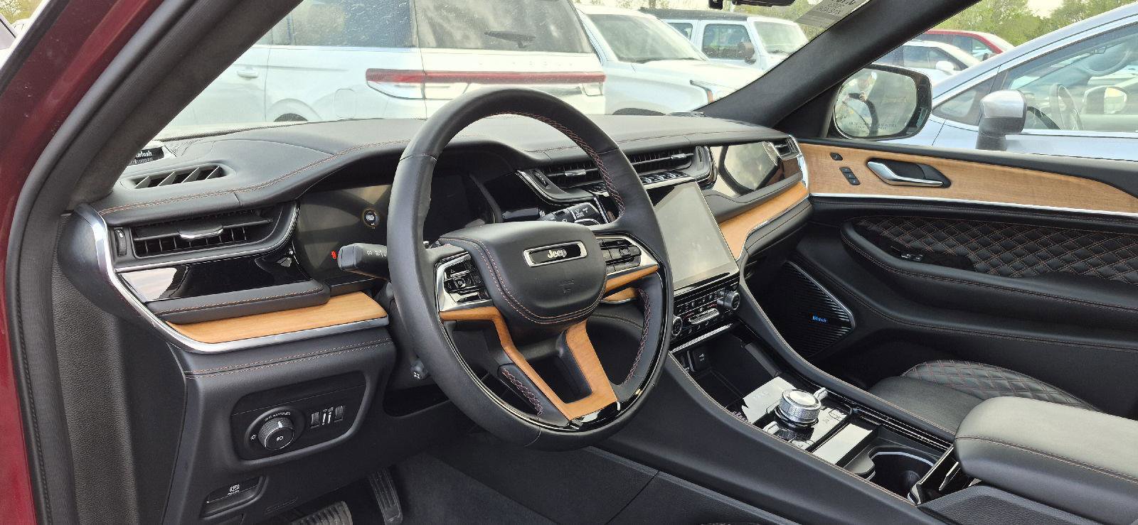 Used 2023 Jeep Grand Cherokee L Summit AWD/4WD image 9