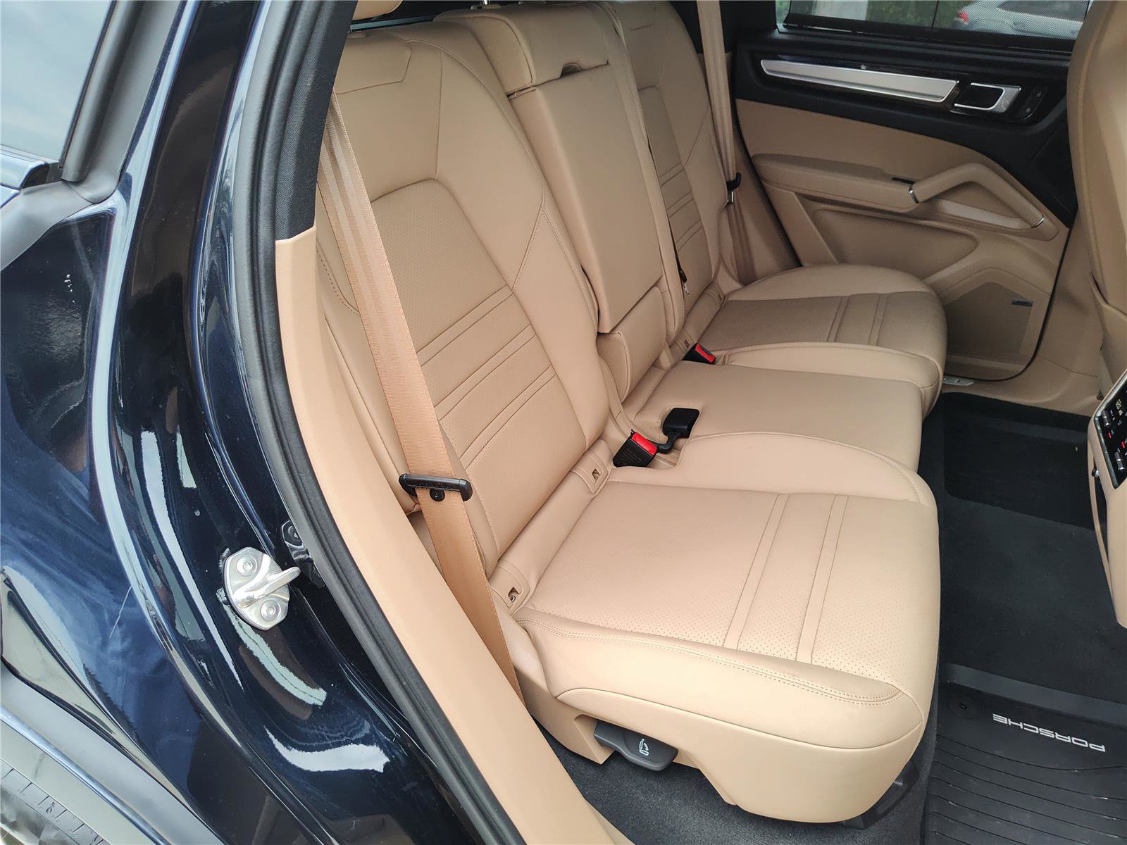 Used 2023 Porsche Cayenne Platinum Edition image 24