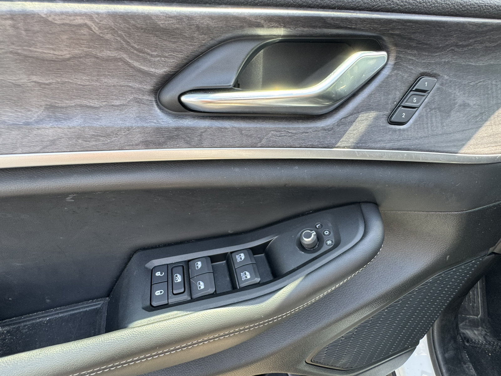 Used 2024 Jeep Grand Cherokee L Limited RWD image 12