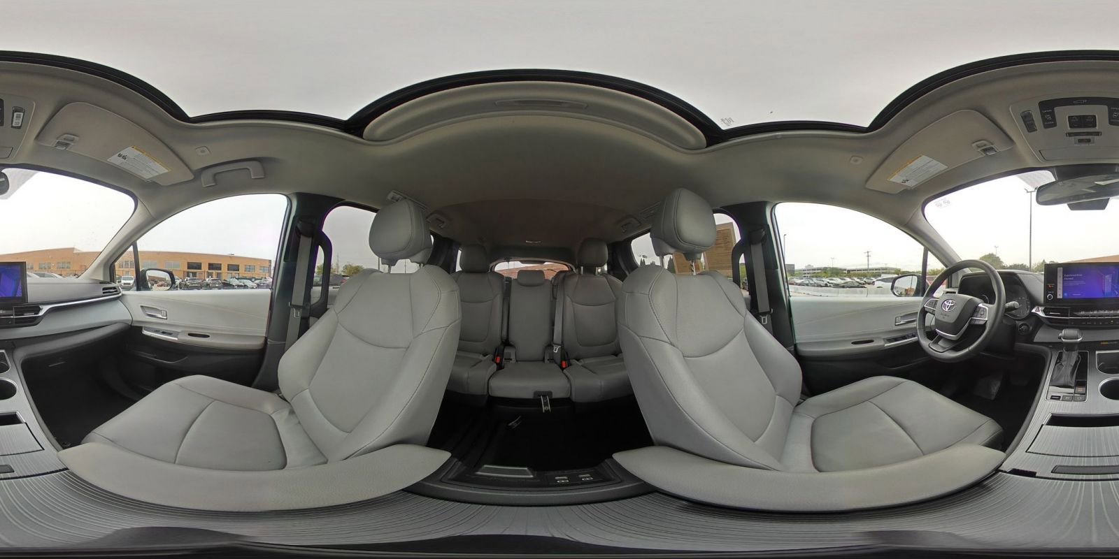 Used 2025 Toyota Sienna XLE FWD image 45