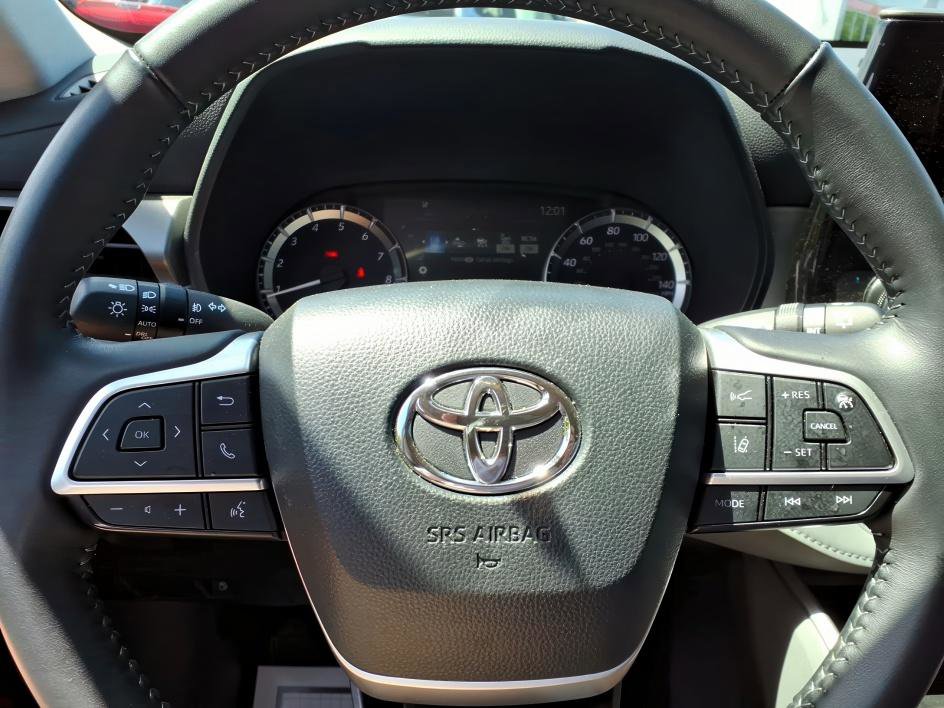 Certified 2025 Toyota Highlander LE FWD image 25
