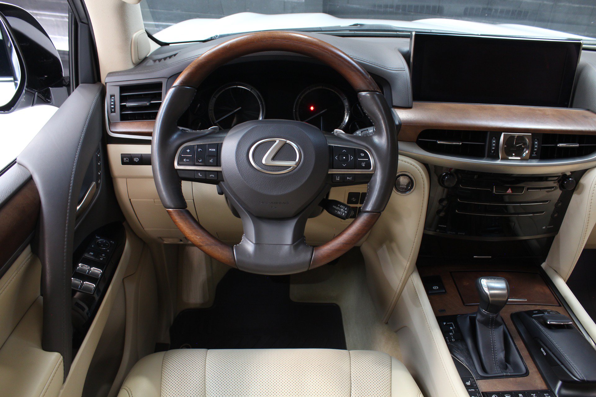 Used 2021 Lexus LX 570 4WD w/ Luxury Package image 54