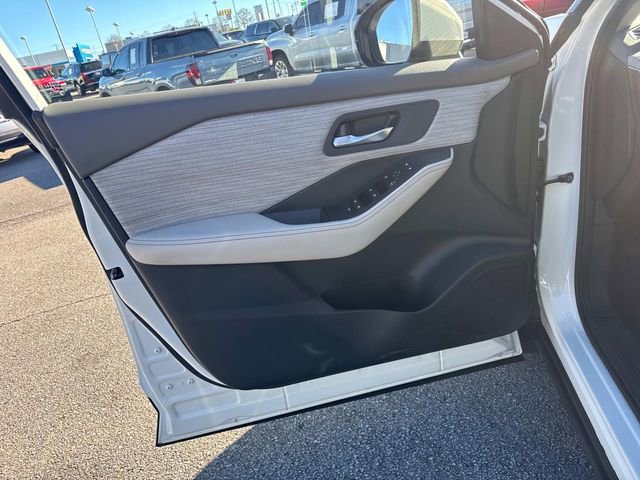 Used 2023 Nissan Rogue SV image 20