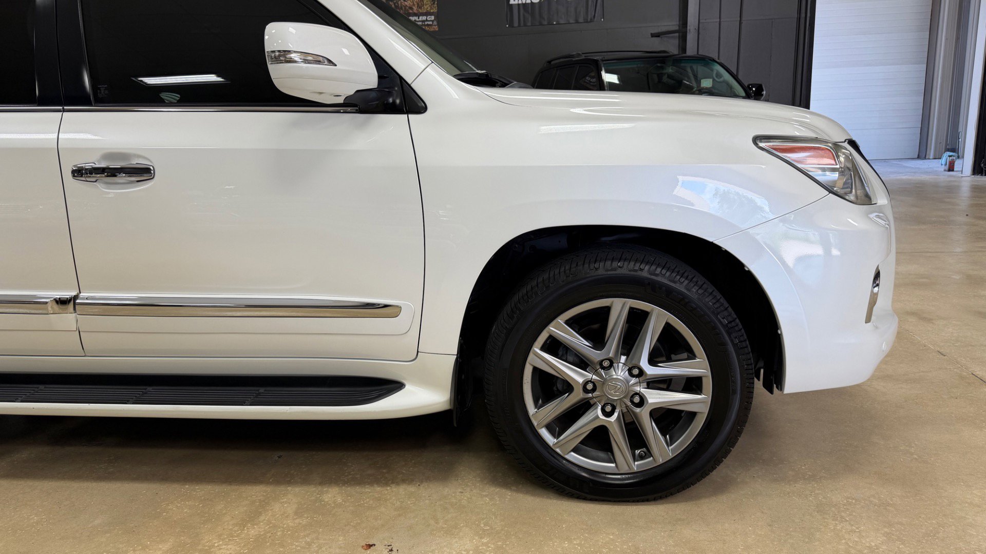 Used 2013 Lexus LX 570 4WD w/ Luxury Pkg w/Pre-crash image 12