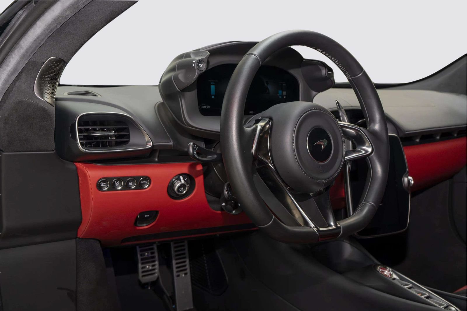 Used 2023 McLaren Artura RWD image 21