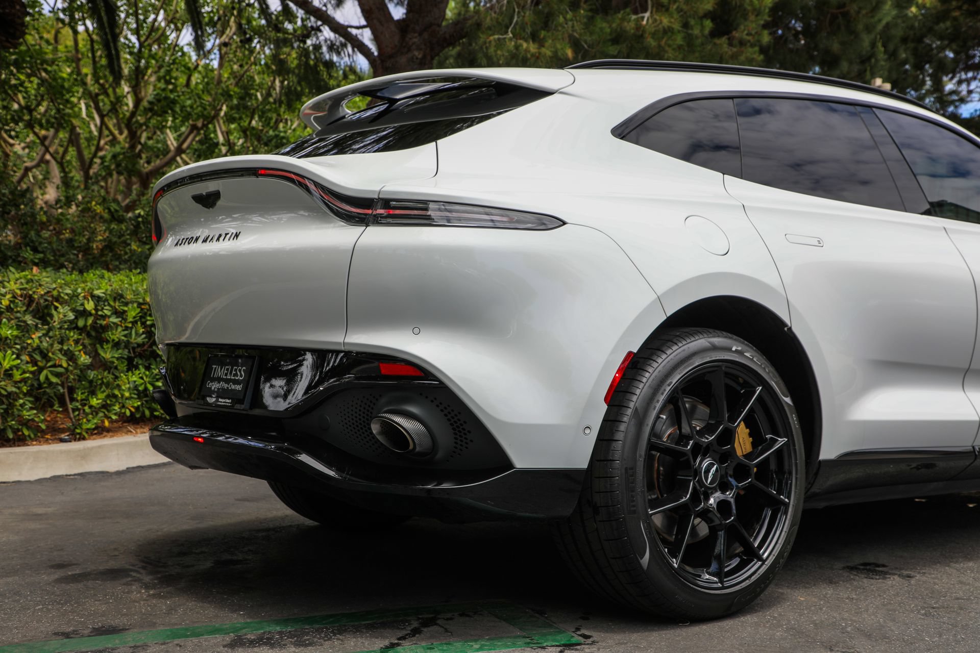 Used 2022 Aston Martin DBX AWD/4WD image 25