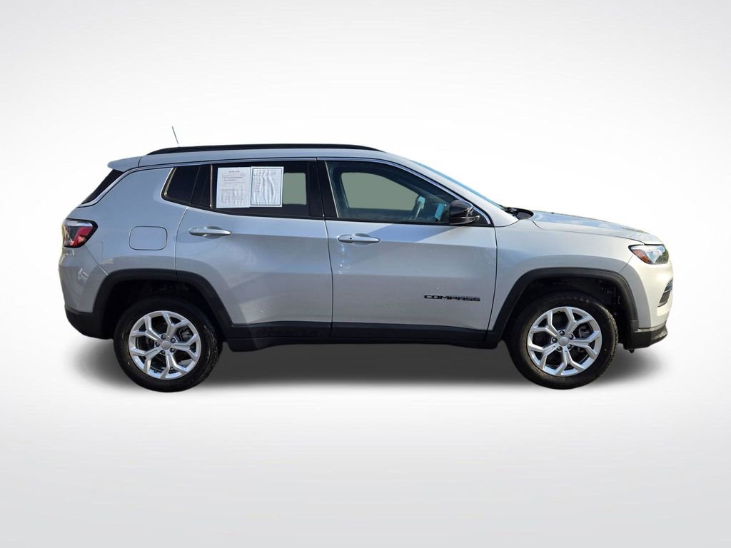 Used 2024 Jeep Compass Latitude AWD/4WD image 2