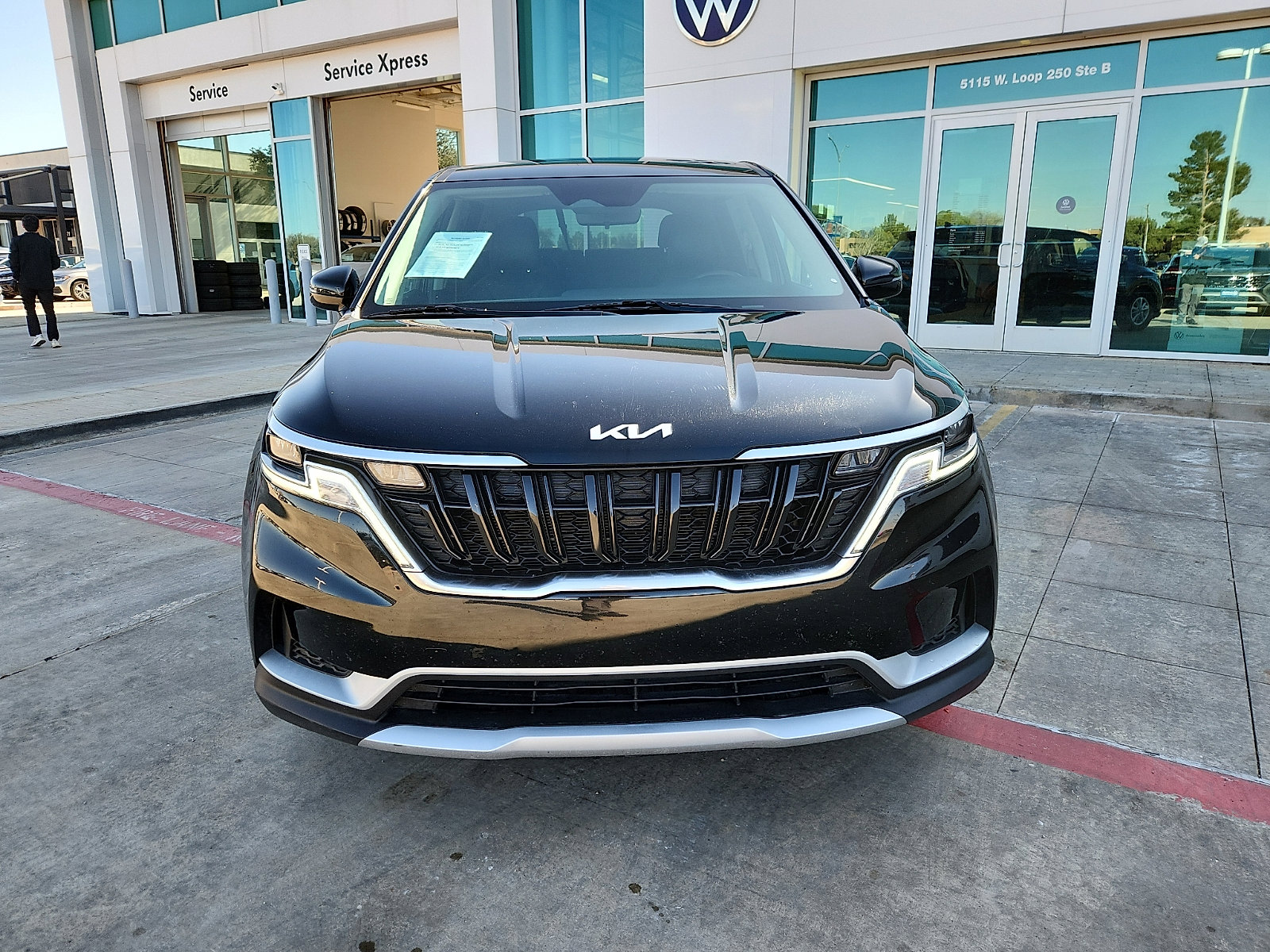 Used 2024 Kia Carnival LX image 3