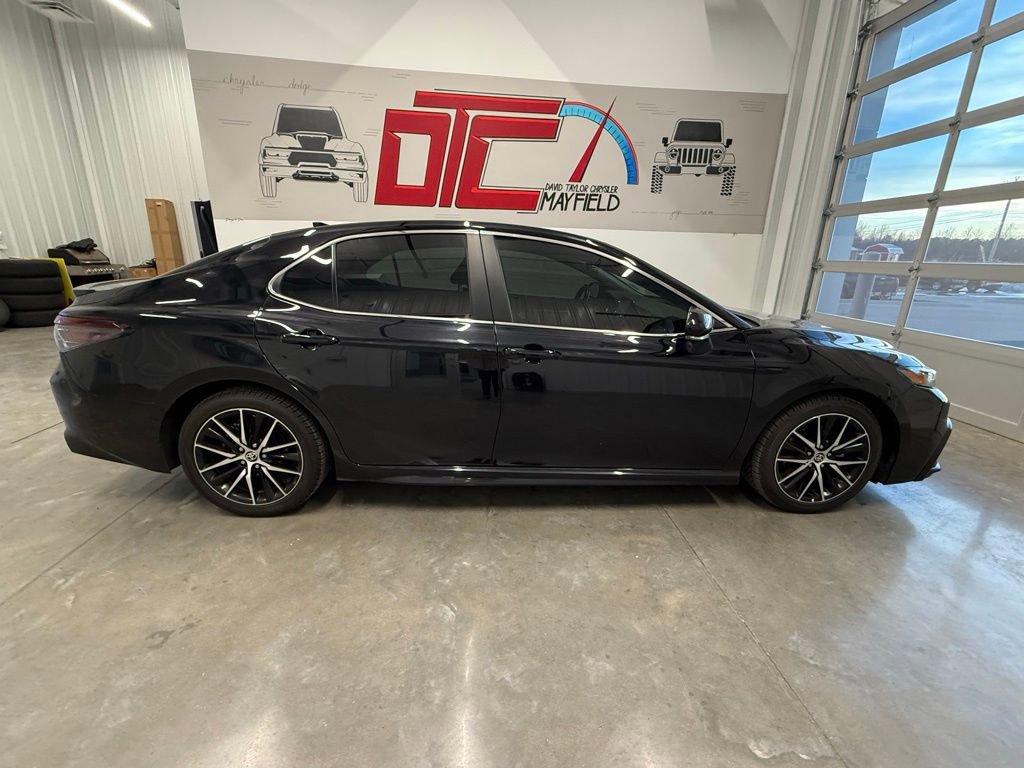 Used 2022 Toyota Camry SE image 5