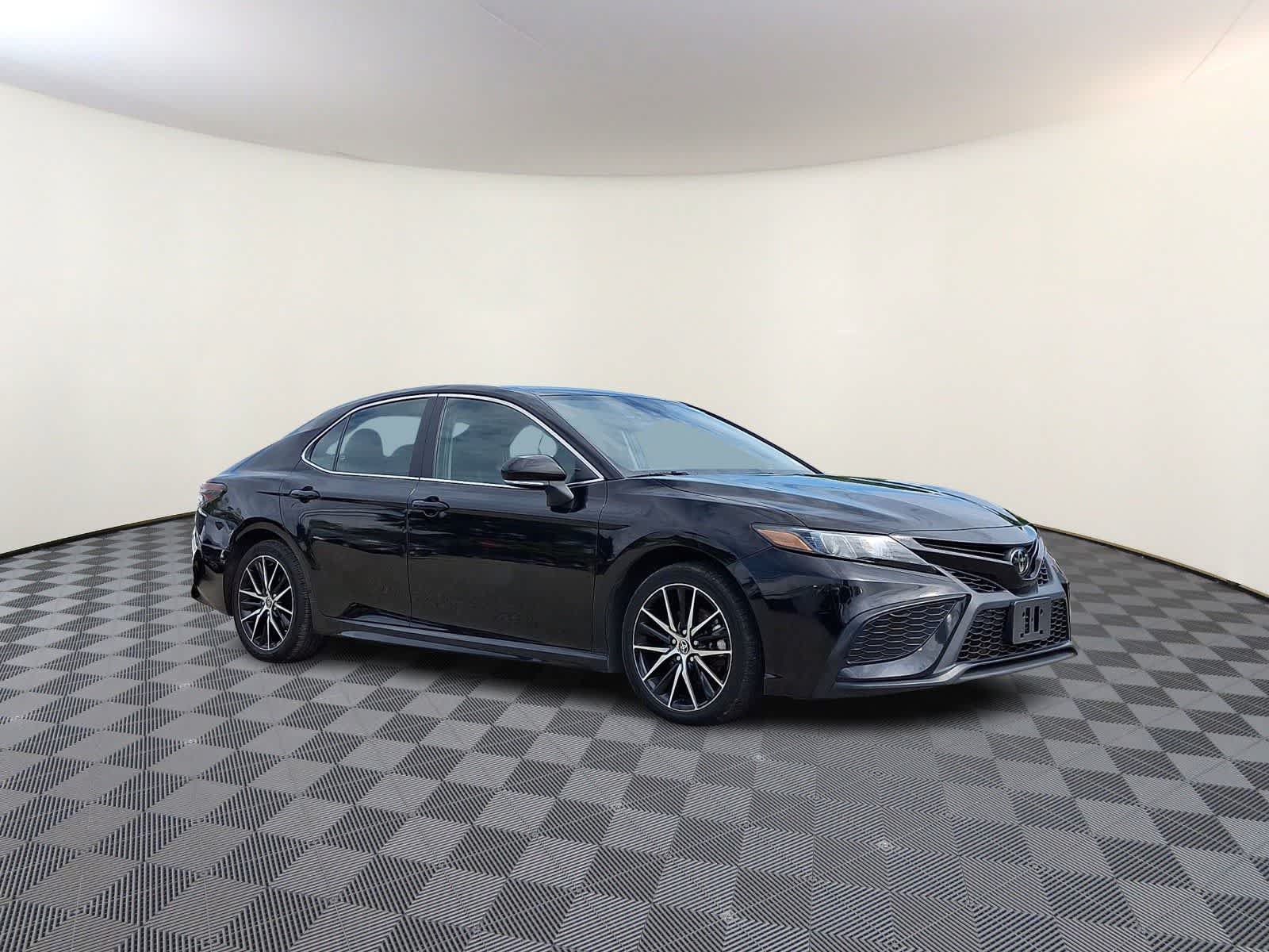 Used 2023 Toyota Camry SE FWD image 4