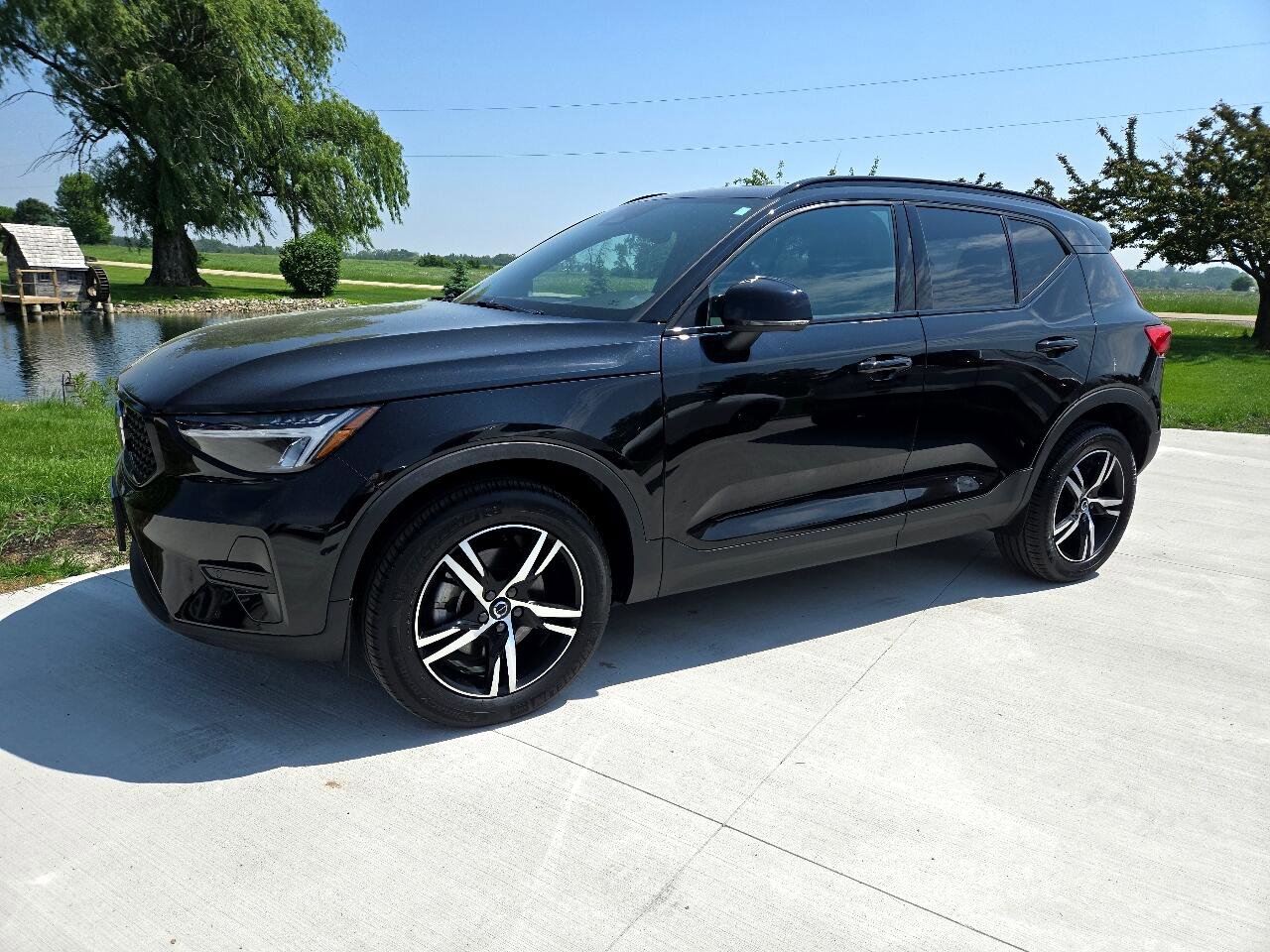 Used 2024 Volvo XC40 B5 Core image 1