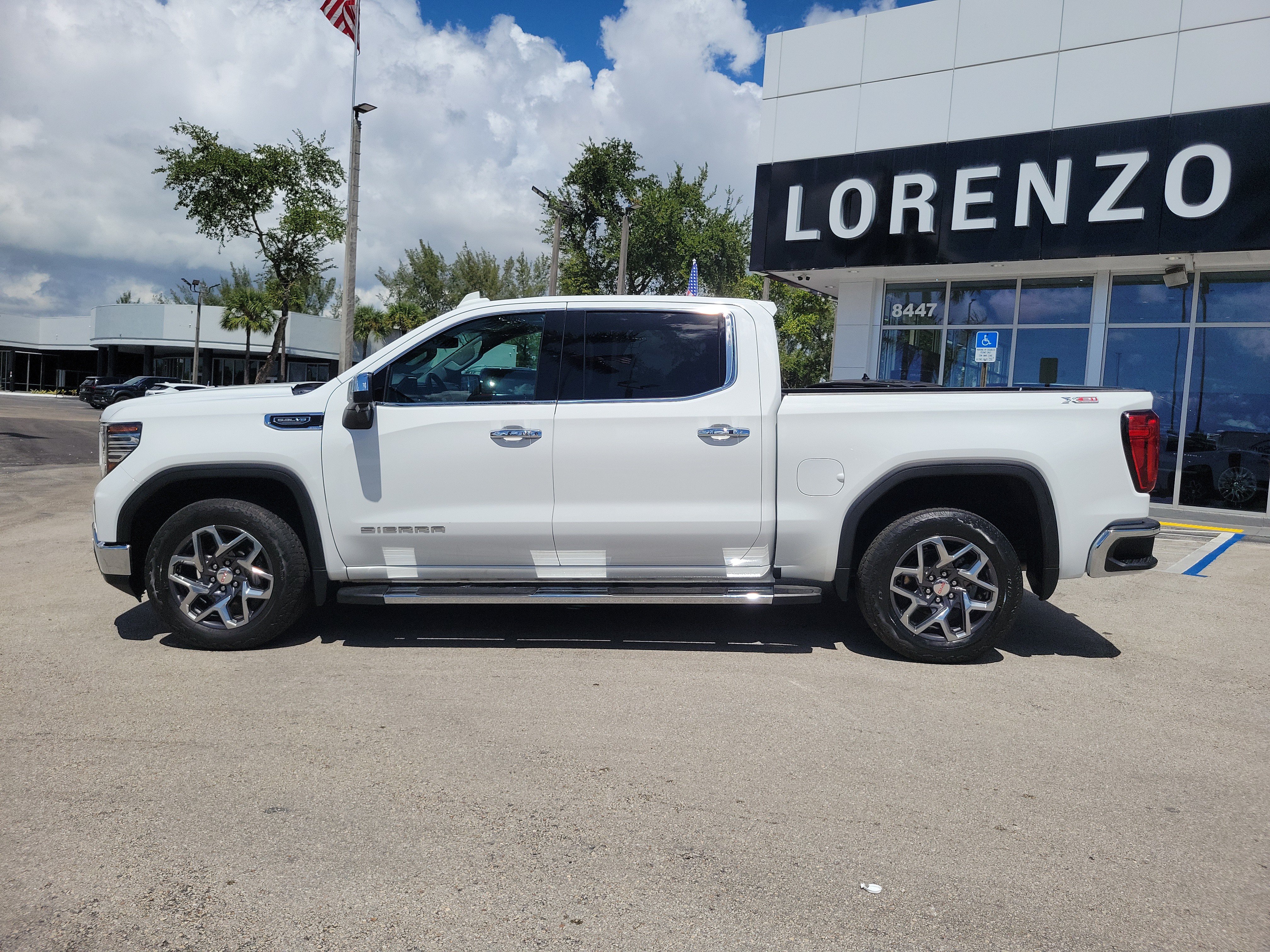 Used 2024 GMC Sierra 1500 SLT w/ SLT Premium Plus Package AWD/4WD image 8