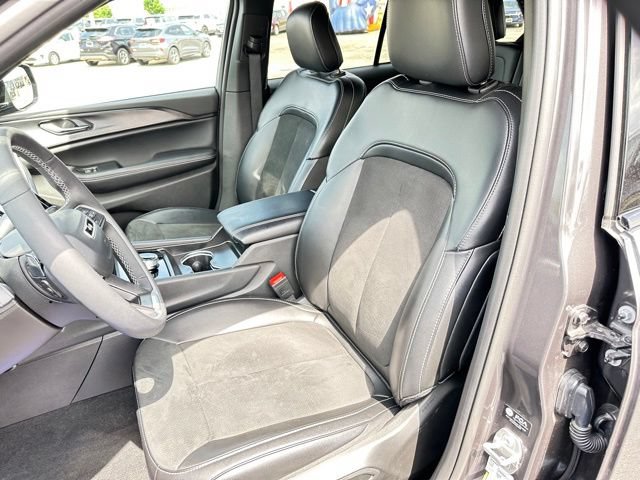 Used 2024 Jeep Grand Cherokee Altitude AWD/4WD image 13
