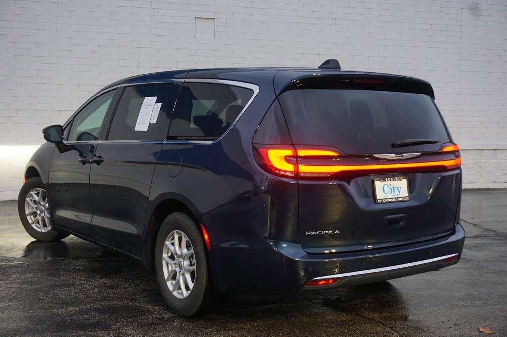 Used 2024 Chrysler Pacifica Touring-L image 7