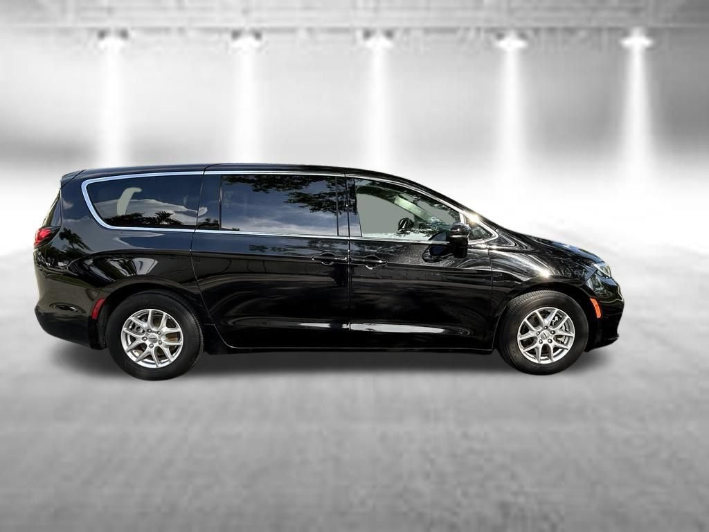 Certified 2024 Chrysler Pacifica Touring-L FWD image 8
