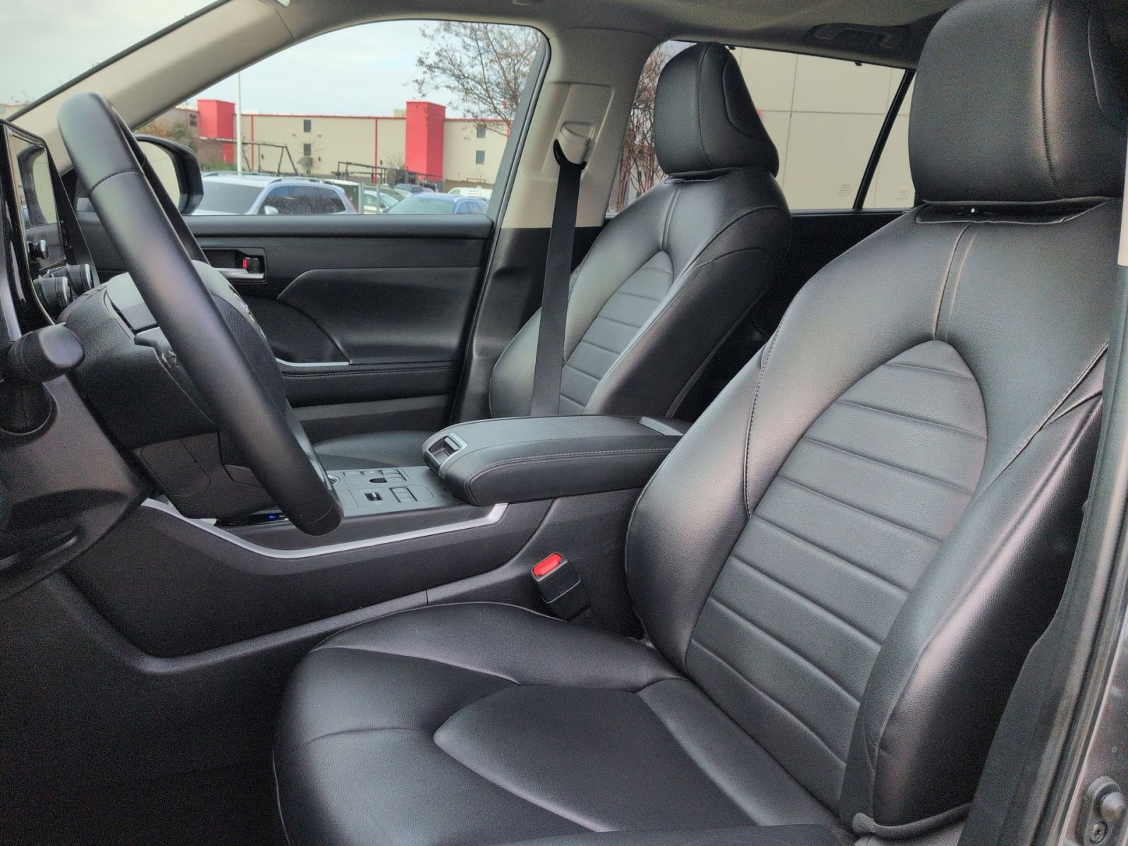 Used 2024 Toyota Highlander LE image 13