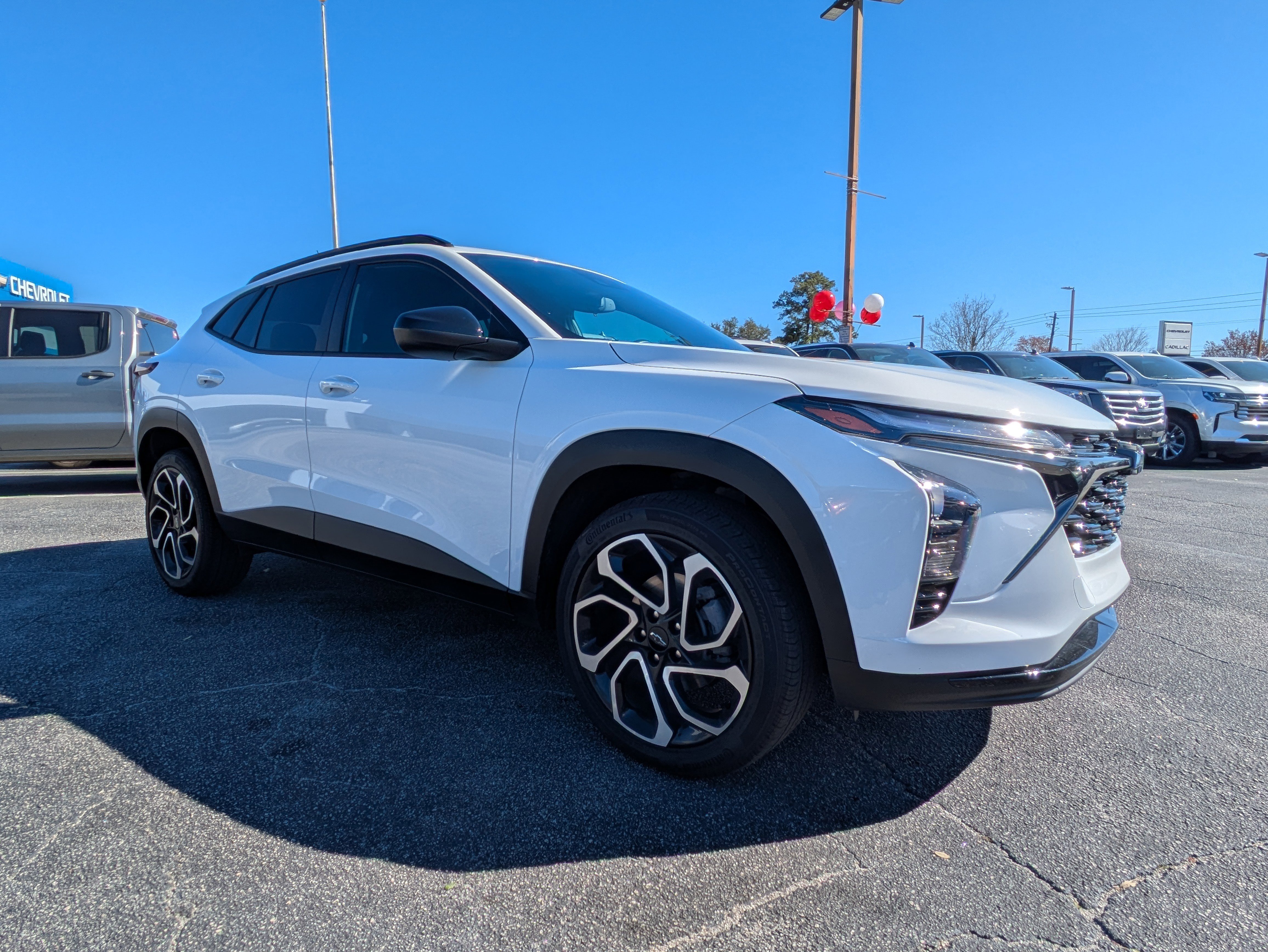 Used 2025 Chevrolet Trax RS w/ Sunroof Package image 3