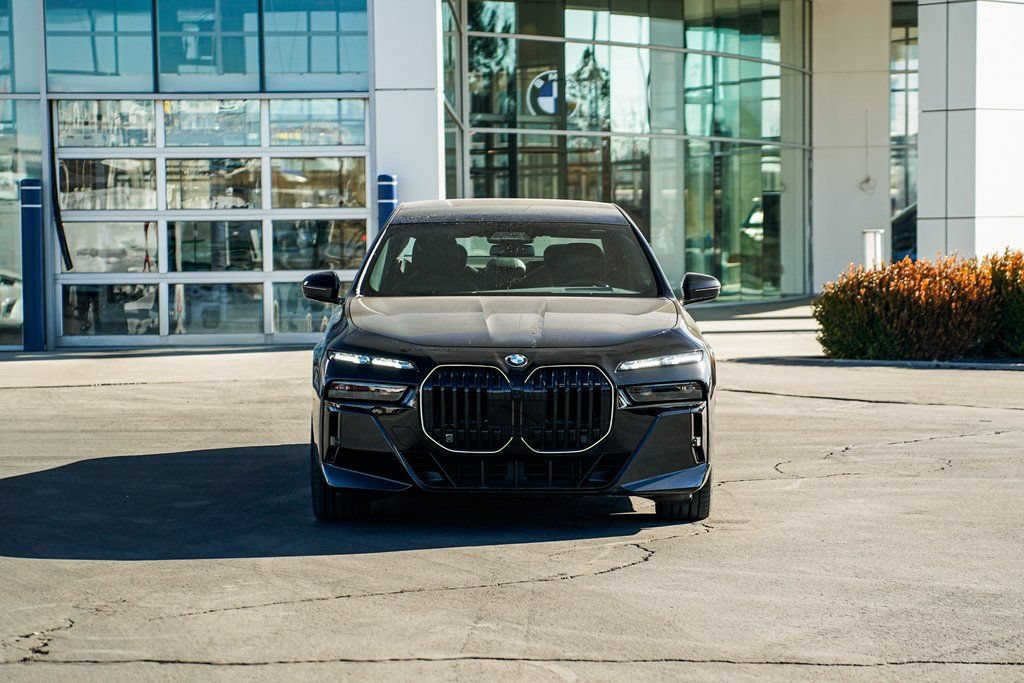 Used 2025 BMW 760i xDrive w/ Executive Package AWD/4WD image 2