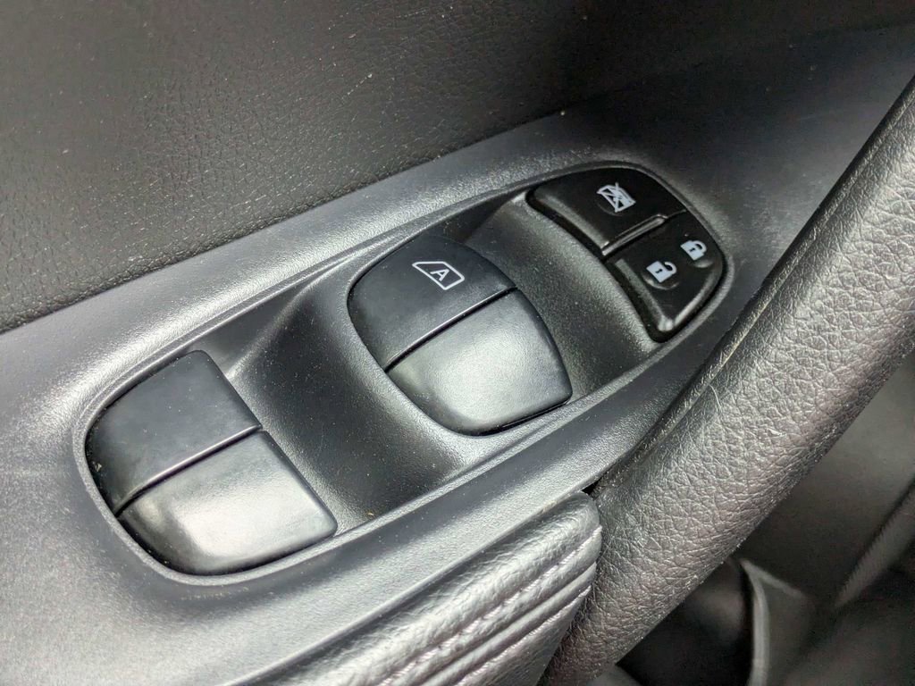 Used 2015 Nissan Rogue S image 22