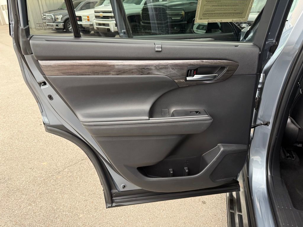 Used 2020 Toyota Highlander Limited image 12