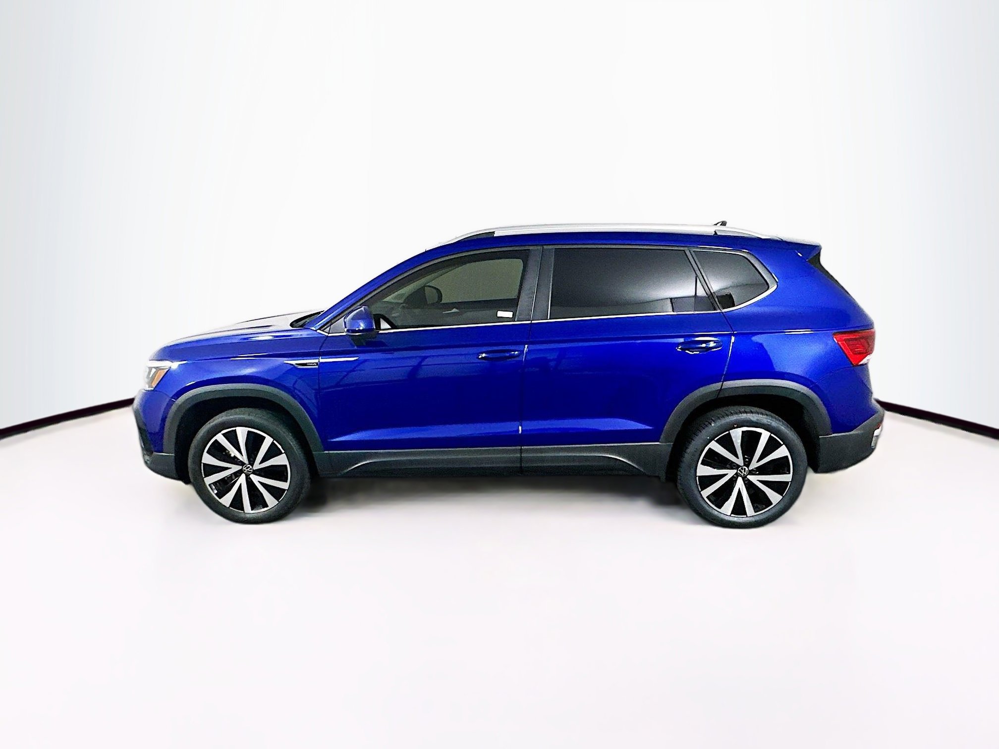 Used 2024 Volkswagen Taos SE w/ MDO Package image 4