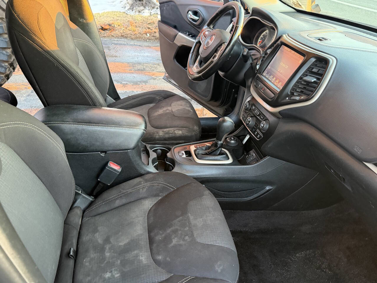 Used 2017 Jeep Cherokee Latitude w/ Comfort/Convenience Group image 13