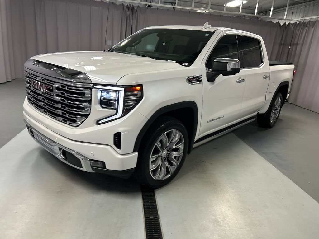 Used 2023 GMC Sierra 1500 Denali w/ Denali Reserve Package AWD/4WD image 3