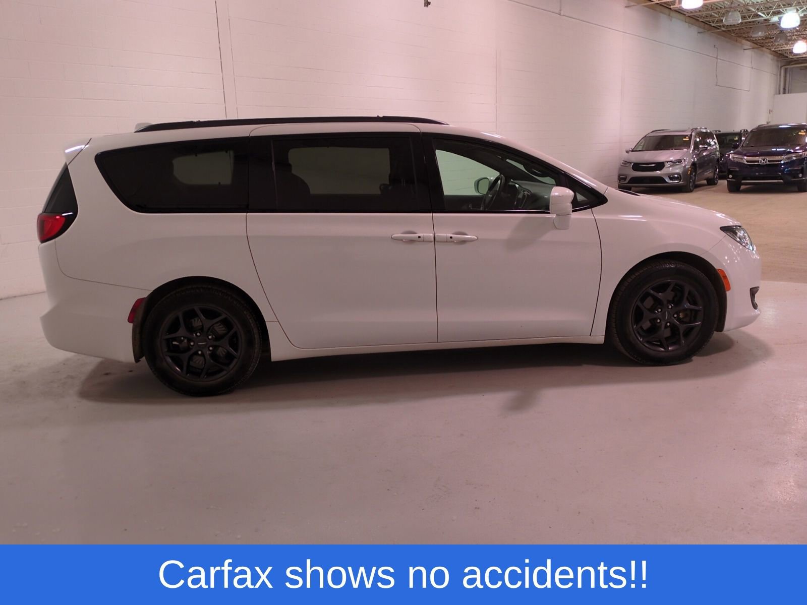 Used 2018 Chrysler Pacifica Touring-L Plus w/ S Appearance Package FWD image 3