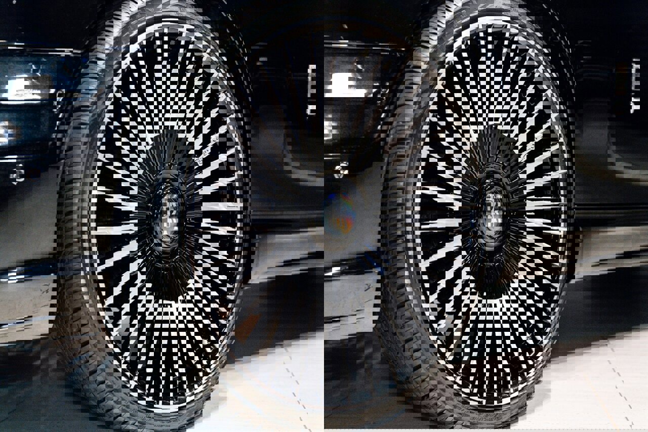 Used 2015 Rolls-Royce Phantom Drophead Coupe image 25