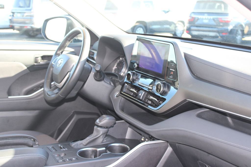 Used 2024 Toyota Highlander LE image 29