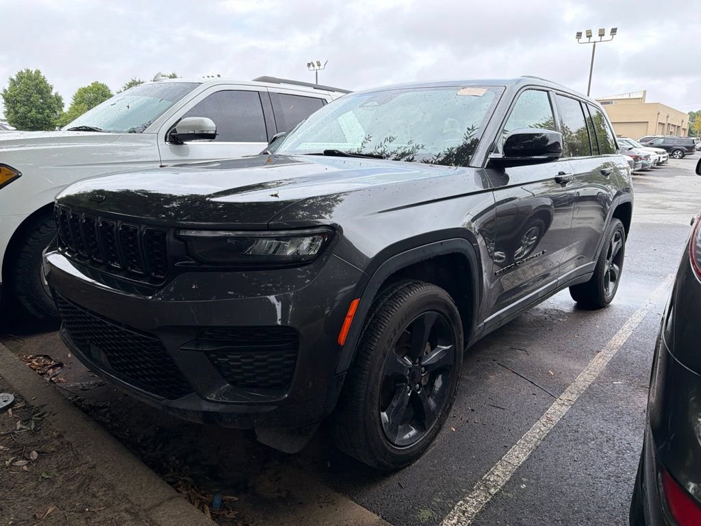 Used 2024 Jeep Grand Cherokee Altitude AWD/4WD image 3