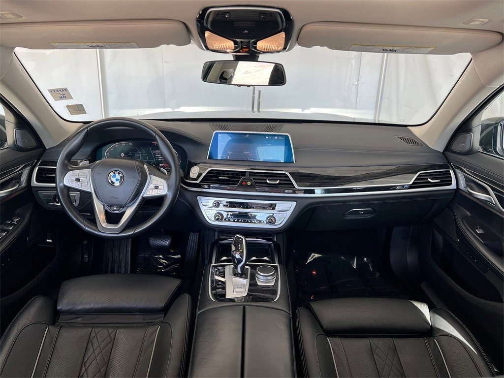 Used 2022 BMW 740i image 9