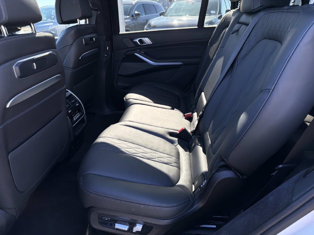 Used 2024 BMW X7 xDrive40i w/ M Sport Package AWD/4WD image 12