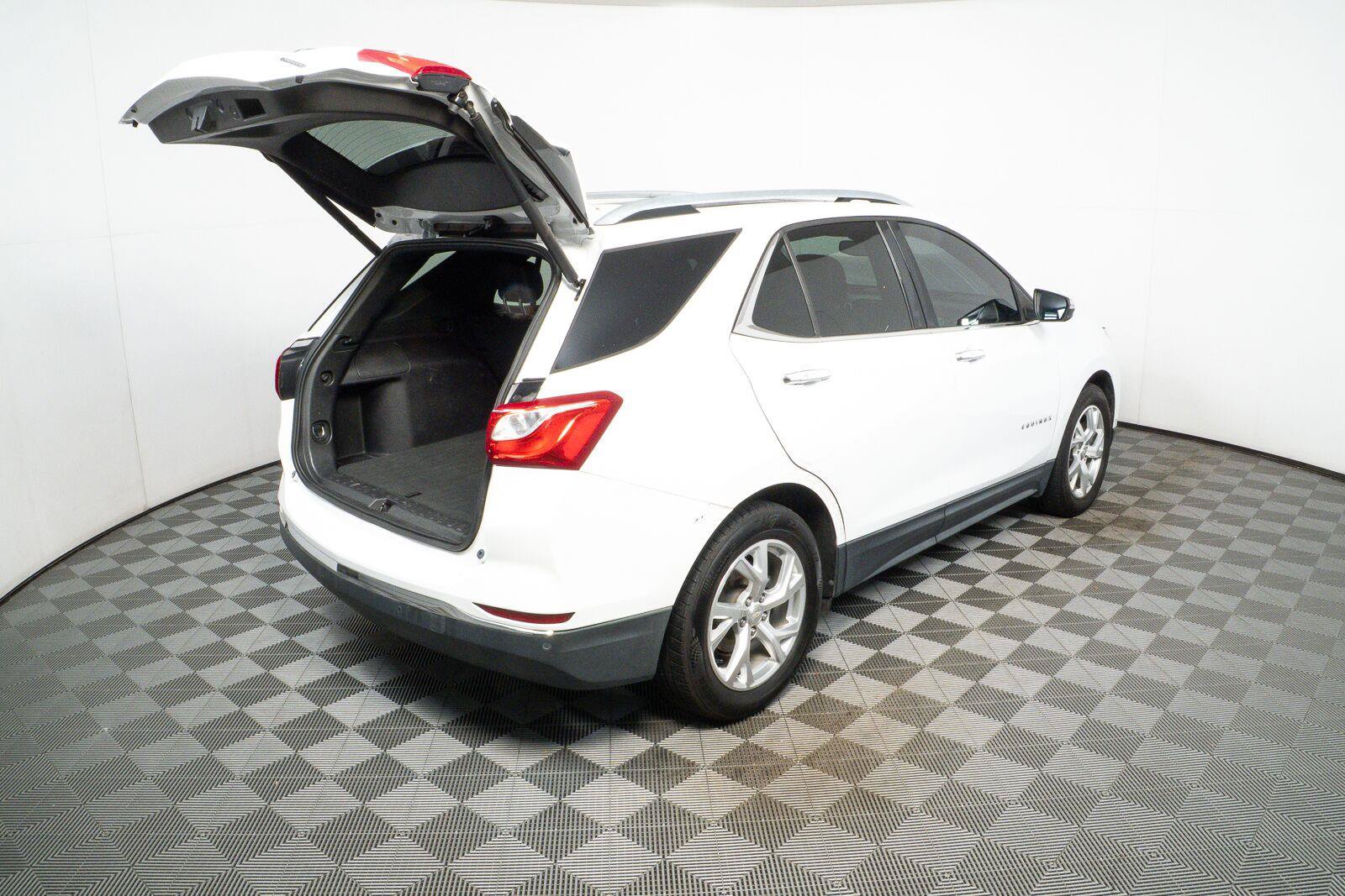 Used 2018 Chevrolet Equinox Premier FWD image 25