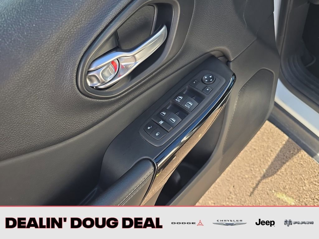 Used 2023 Jeep Cherokee Altitude Lux AWD/4WD image 12