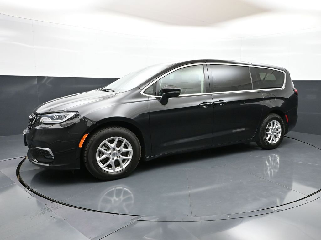 Used 2023 Chrysler Pacifica Touring-L FWD image 7