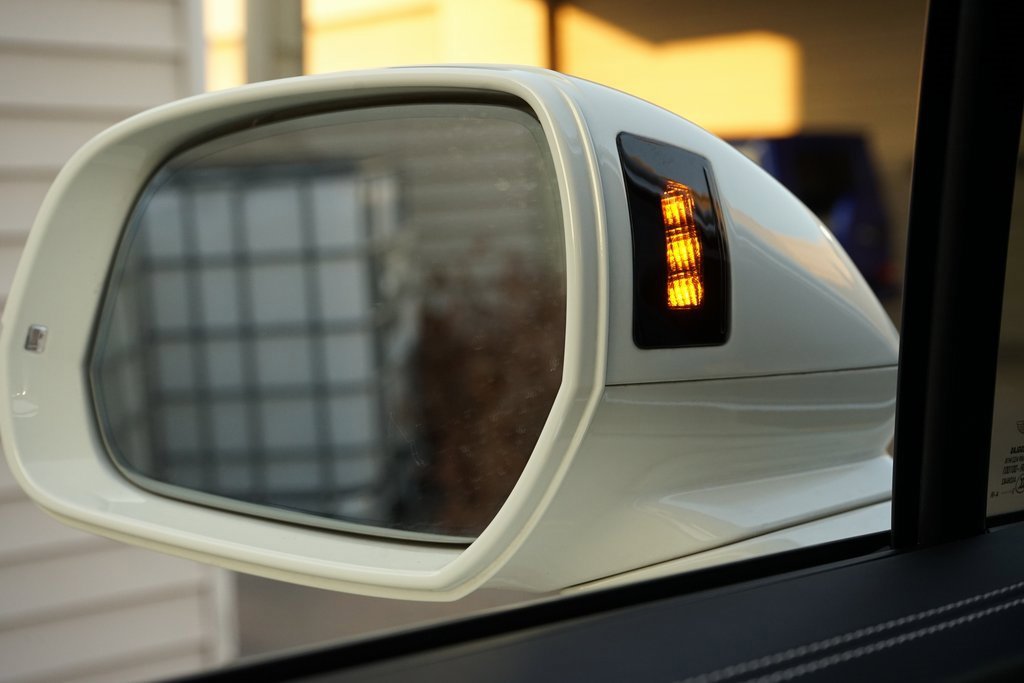 Used 2023 Bentley Bentayga Plug-In Hybrid image 24