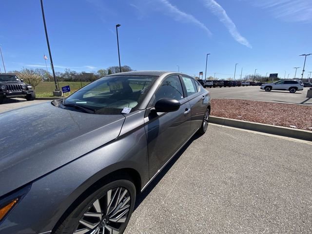 Used 2025 Nissan Altima 2.5 SV image 2