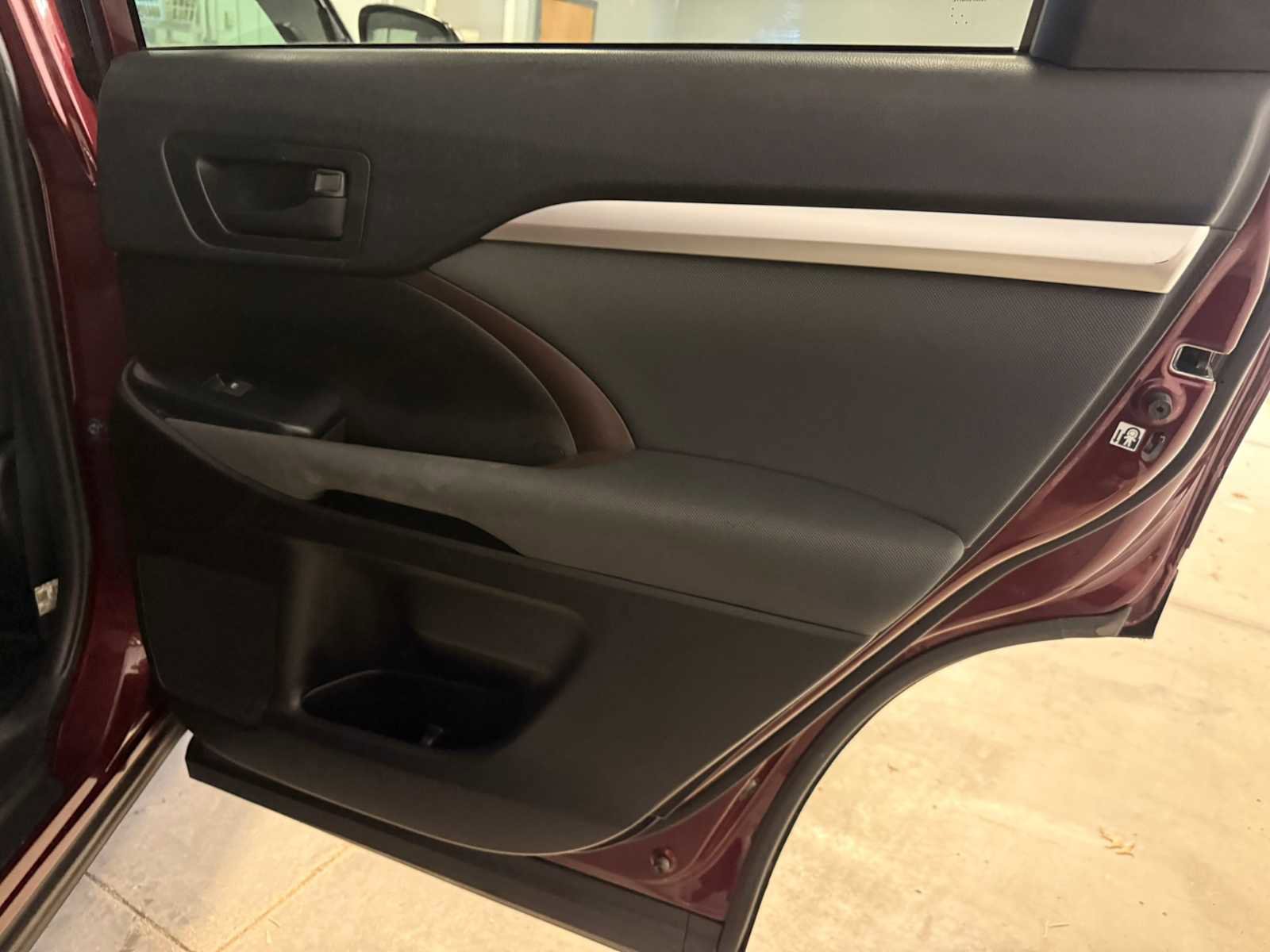 Used 2019 Toyota Highlander LE AWD/4WD image 25