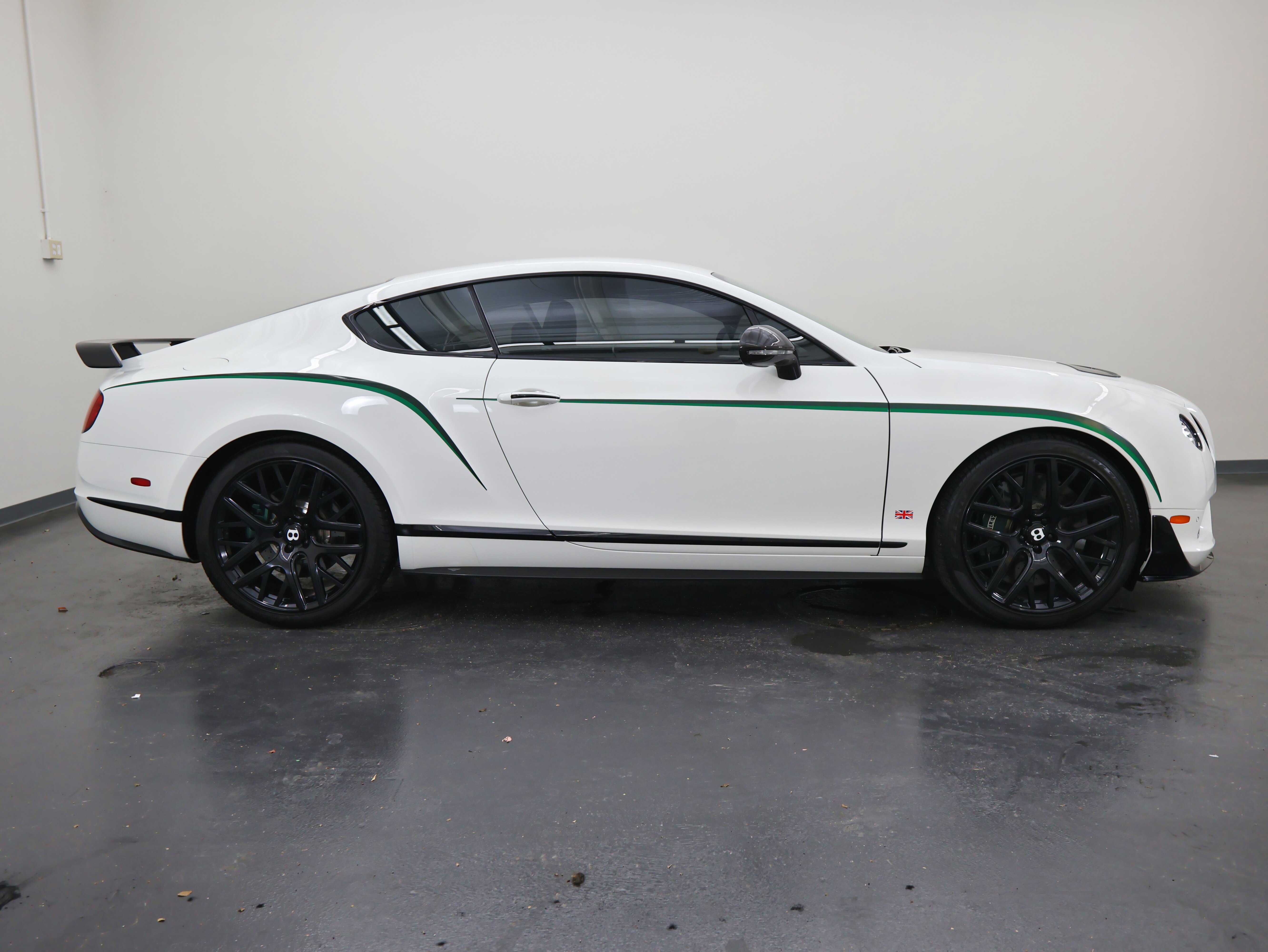 Used 2015 Bentley Continental GT3-R image 2