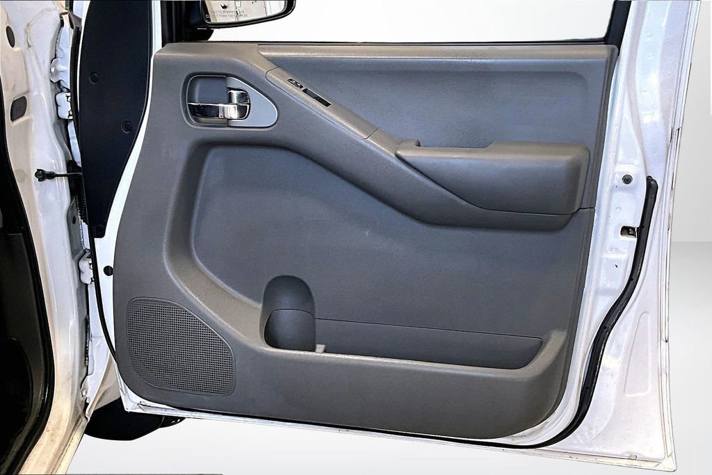 Used 2010 Nissan Frontier SE image 26