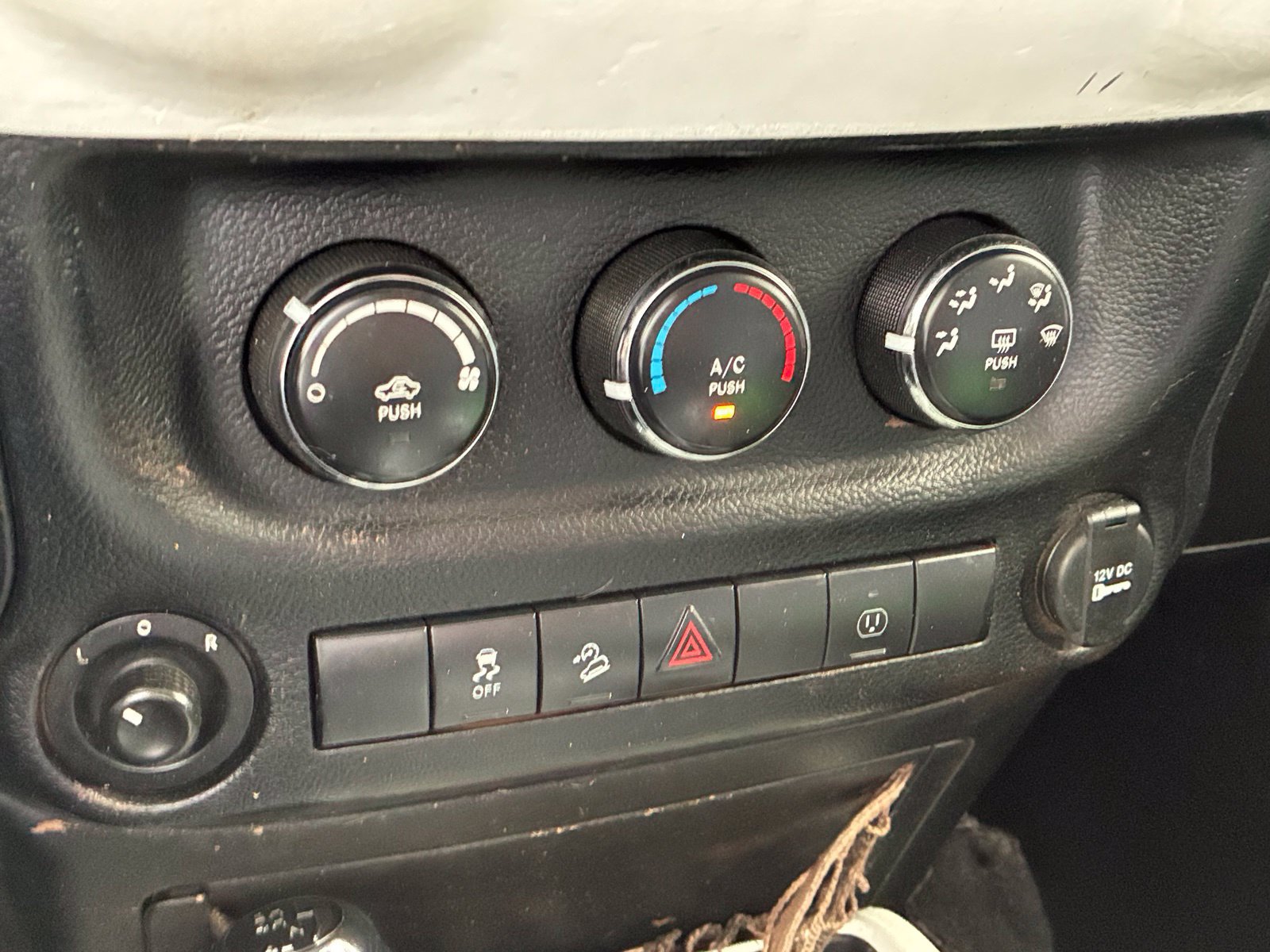 Used 2015 Jeep Wrangler Unlimited Sahara w/ Connectivity Group AWD/4WD image 22
