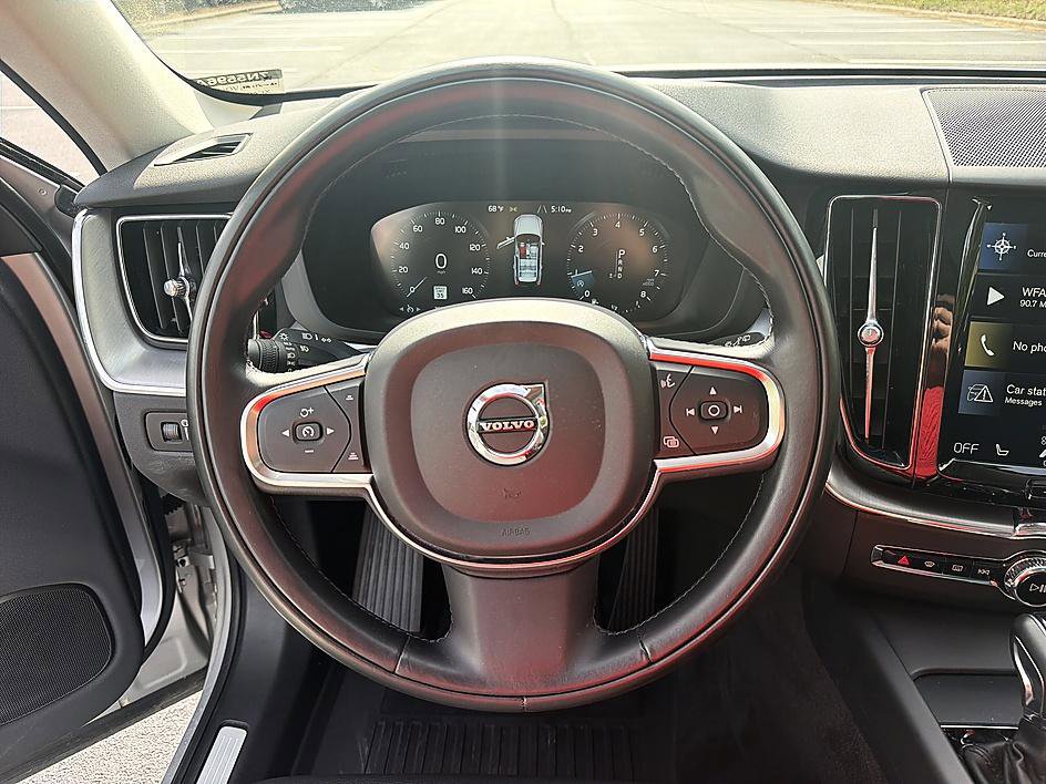 Used 2019 Volvo XC60 T5 Momentum w/ Multimedia Package FWD image 4