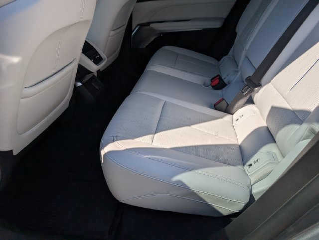 Used 2023 Cadillac Lyriq 2WD image 28