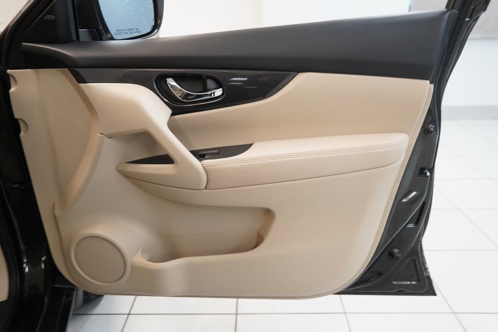 Used 2017 Nissan Rogue SV image 31