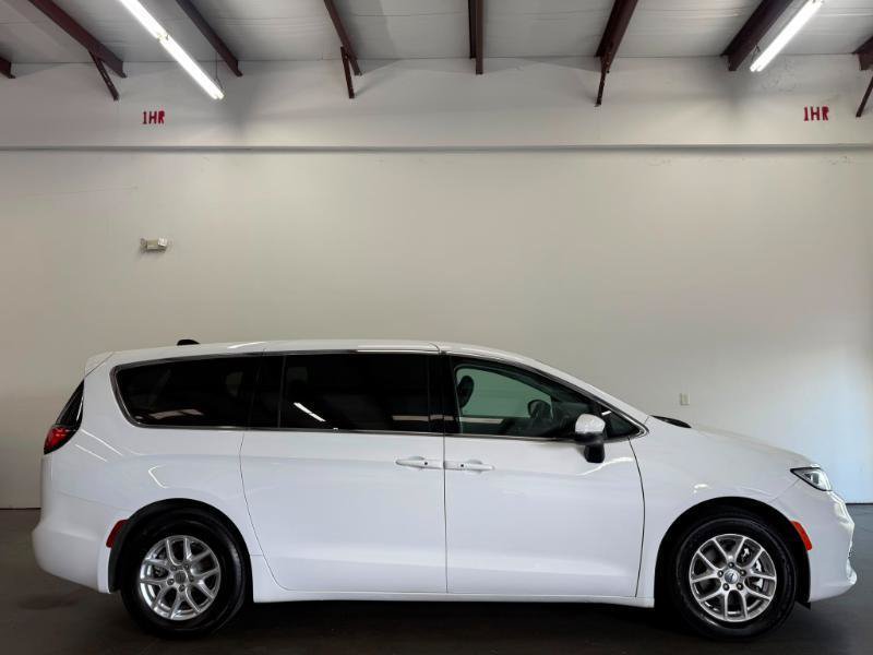 Used 2023 Chrysler Pacifica Touring-L FWD image 2