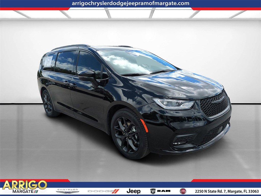 New 2026 Chrysler Pacifica Select w/ S Appearance Package